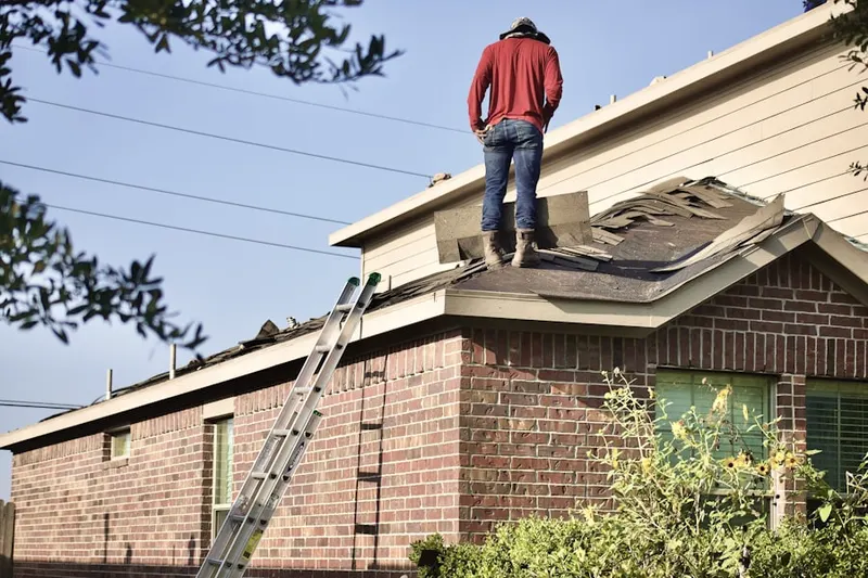 Professional roofer working on a residential roof in Rocky Road Park